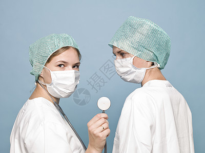 2名女护士 配有防伪面具和听诊器图片