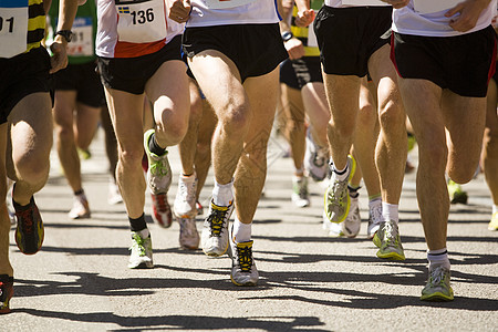 很多人在体育比赛中奔跑力量跑步活动休闲竞赛手表计时器运动生活方式时间背景图片