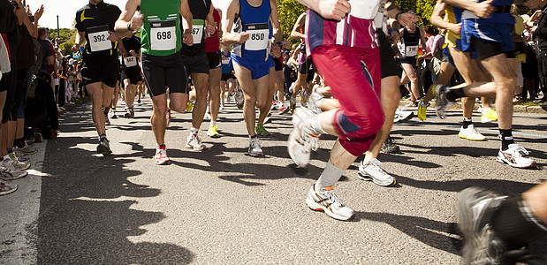 很多人在体育比赛中奔跑训练活动起跑线身体开端检查测量竞赛同步休闲图片