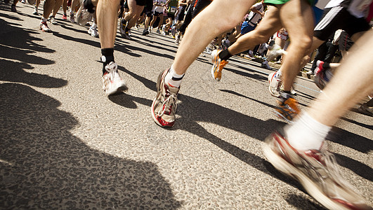 很多人在体育比赛中奔跑运动场动机事件跑步训练短跑肌肉生活方式手表身体图片