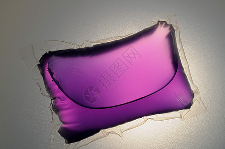 紫色洗衣胶囊图片