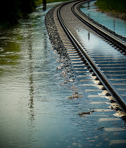 铁路轨道通向高水高清图片