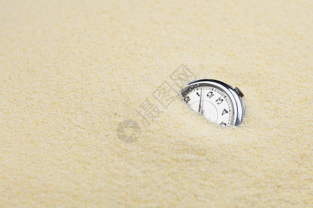 沙沙中的古老机械手表图片