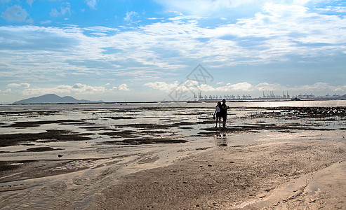 黄昏时沿海岸的香港日落积雨天空泥沼蓝色紫色河口太阳海岸线美丽阳光图片