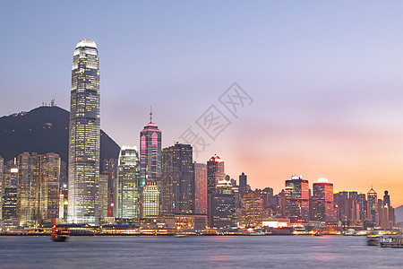 维多利亚港的神奇时刻 香港旅行小时戏剧性旅游摩天大楼公司日落场景远景蓝色图片