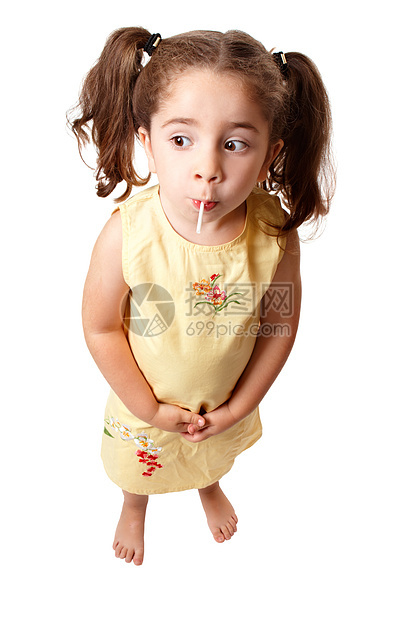 可爱的女孩吸着棒棒糖图片