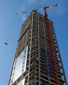 在摩天大楼建筑工地抬起起起重机图片