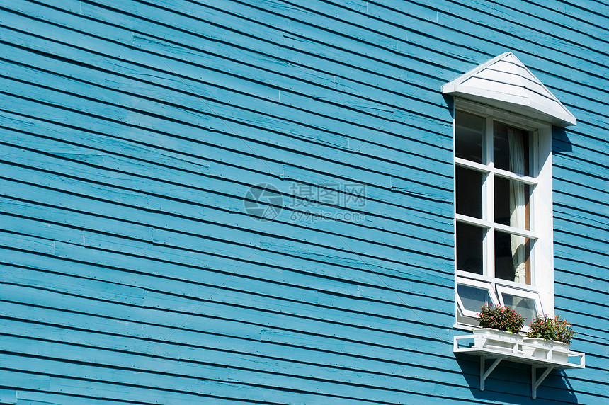 蓝色木壁上的白窗图片