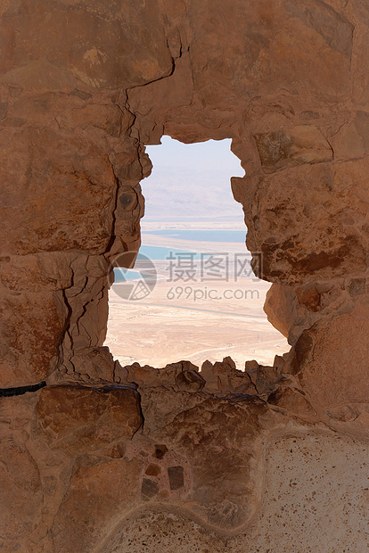 从被摧毁的马萨达堡垒窗口中看到的死海风景图片