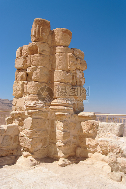 马萨达的Herodes国王宫古老破碎的柱子图片