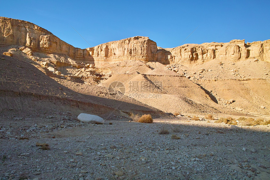 日落时沙石岩石在沙漠中图片