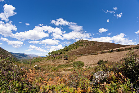 科西卡山区和山谷悬崖橙子房子旅行假期全景踪迹场景建筑蓝色图片