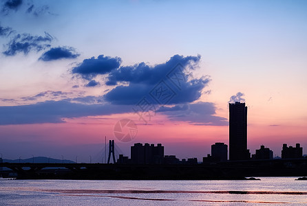 月光城市风景吸引力橙子旅游场景反射天空建筑学摩天大楼建筑地标图片