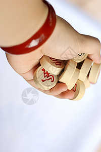 太阳报：47岁女模特自曝昔日往事，曾与足坛帅哥格拉利什接吻