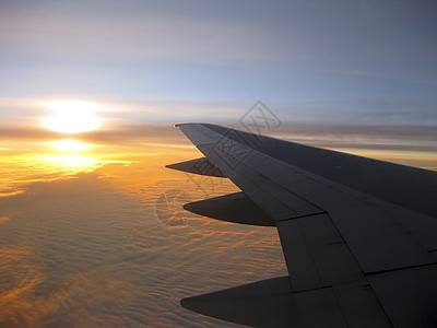 日落时的可能飞机场飞行航空翅膀技术喷射天线跑道运输旅行图片