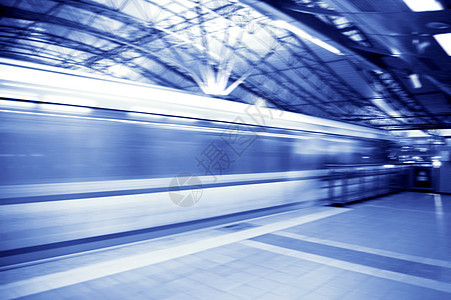 通过火车站的高速列车通勤者车站运输城市火车线条商业建筑车道场景图片