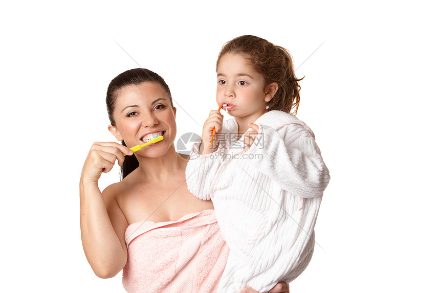 母亲和女儿牙刷牙图片