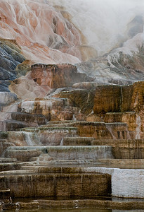 的石灰华 石灰石 梯田在晚冬由美国怀俄明州帕克县黄石国家公园猛犸温泉黄石火山口的火山活动形成蒸汽特性地质学风景图片