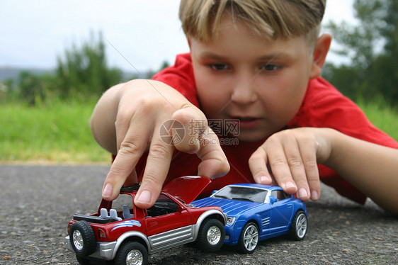 崩溃游戏车辆孩子时间碰撞汽车轮子娱乐运输吉普车图片