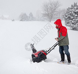 男子在雪车上使用吹雪机鼓风机白色红色季节性力量风暴季节男性夹克暴风雪图片
