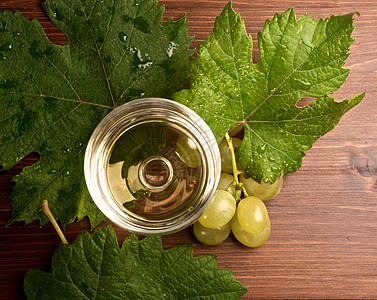 葡萄酒杯葡萄园树叶玻璃收成藤蔓白酒图片