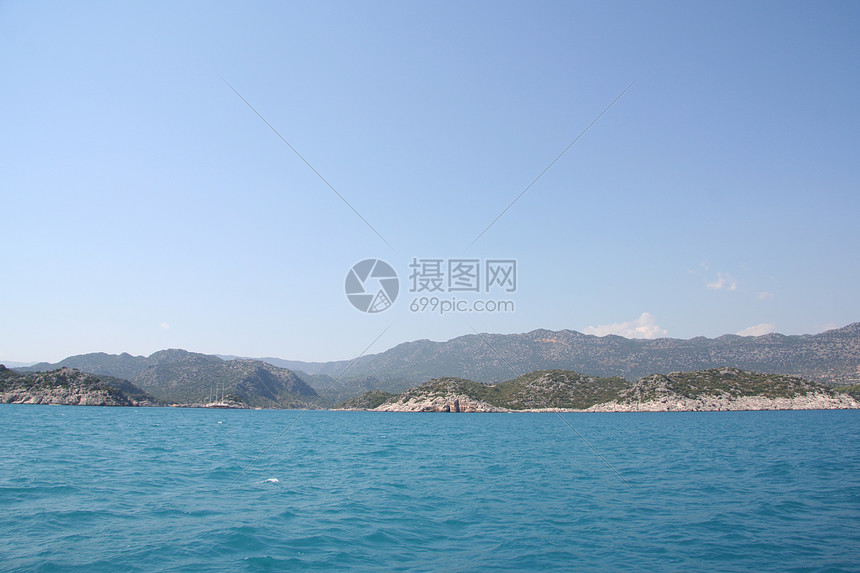 地中海旅行海岸火鸡石质帆船绿色游艇岩石航行树木图片