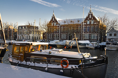 古老建筑和旧船 阳光明媚的冬日有雪图片