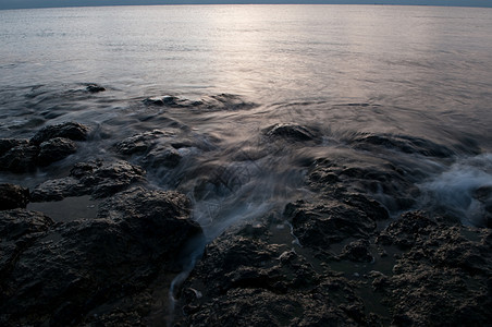 海滩上美丽的日落泡沫波浪海洋山脉风暴海岸线危险绿色植物植物反射图片