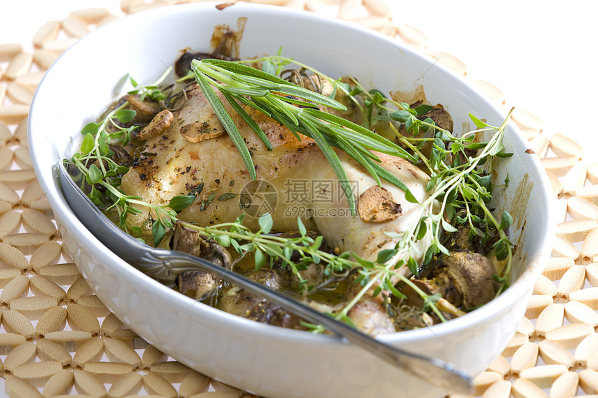 鸡肉加香尼翁和草药食品勺子营养家禽熟食草本植物静物熟菜食物盘子图片