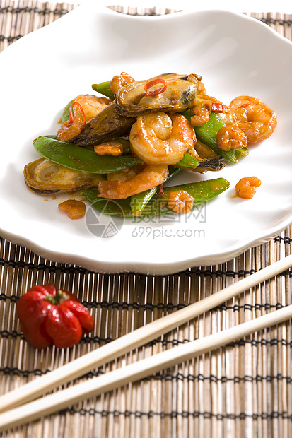 配有绿豆和红酒的海产海鲜静物植物辣椒食物对虾盘子膳食熟菜筷子美食图片