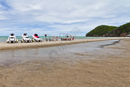 泰国沙滩上的小机动小艇汽艇海岸线巡航爬坡蜜月休息蓝色旅行漂浮热带图片