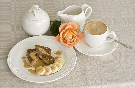 蛋糕和咖啡玫瑰焦糖盘子香蕉甜点白色杯子图片