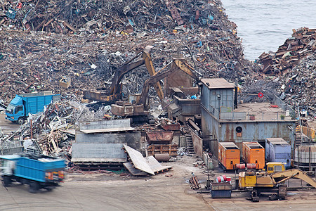 废料场回收利用院子灰色垃圾场材料机器金属残骸氧化垃圾工业图片