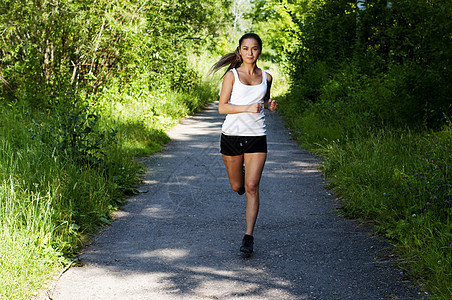 夏天在公园慢跑的年轻女子肌肉火车女孩耐力身体活动行动运动练习自由图片