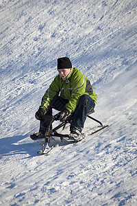 冬季的男孩滑雪下山图片