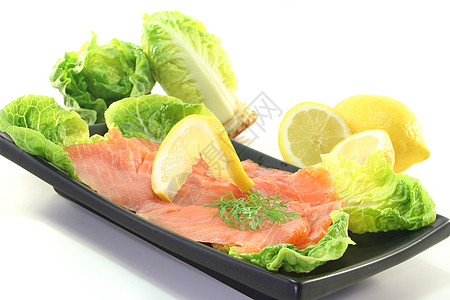 含柠檬和迪尔的鲑鱼烟熏熏制沙拉草本植物圆角药片熟食制品图片