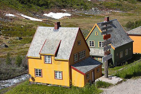 挪威山中颜色之屋Holor house房子天空建筑太阳旅行叶子村庄山脉峡湾池塘图片