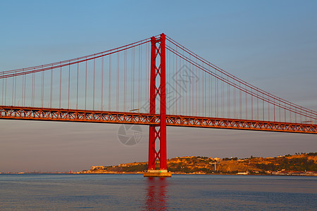 25 de Abril桥是Lis Tejo河上的一座悬吊桥图片