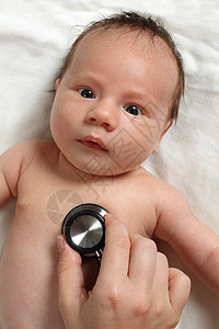 使用听诊器检查婴儿图片
