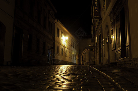 下雨后夜晚的欧洲街道背景图片