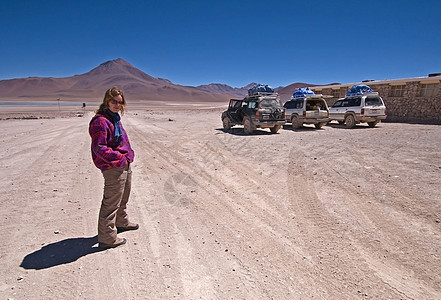 玻利维亚沙漠中的妇女图片