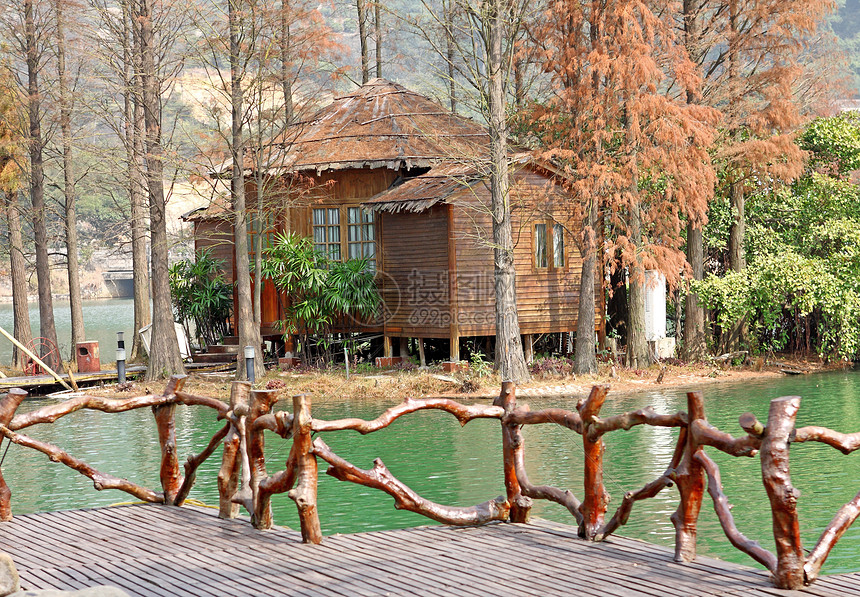 以水为生的木木屋海滩海景小屋旅游码头天空蓝色村庄旅行建筑图片