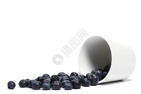蓝莓从杯子上倒下滚动白色厨房小吃饮食水果甜点季节食物季节性浆果图片