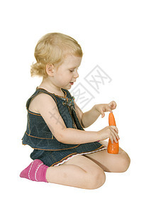 带胡萝卜的小女孩裙子金发快乐孩子女性女孩们磁带婴儿白色图片