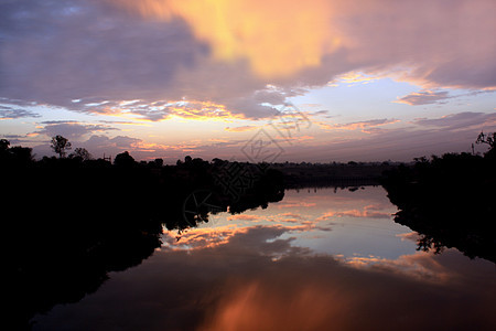 黎明河背景图片
