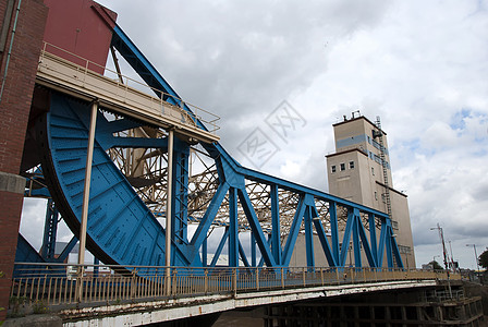 蓝桥建筑学旅行场景金属框架蓝色运输交通建筑光束图片