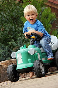 带拖拉机的小男孩司机花园尖叫孩子玩具白色绿色机器推土机挖掘机图片
