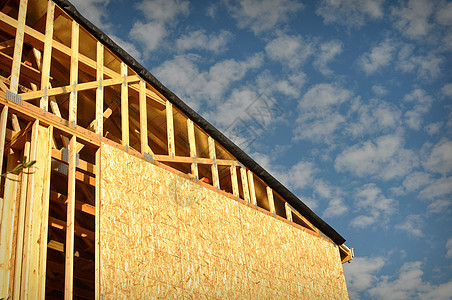 有蓝天和云的新建住宅建筑邮政木头框架水平房子蓝色工作房地产木材财产图片