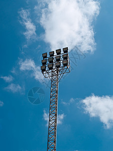 面对蓝天的足球运动场大灯体育场游戏照明金属运动聚光灯天空光灯电气公园图片