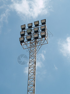 面对蓝天的足球运动场大灯照明电气体育场场地学校聚光灯蓝色棒球金属光灯图片